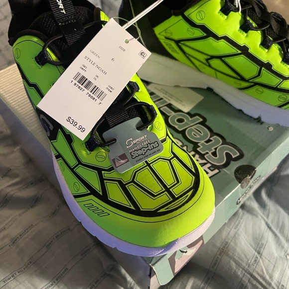 Skechers Green and Black Sneakers with Breathable Upper - Picture 2 of 4